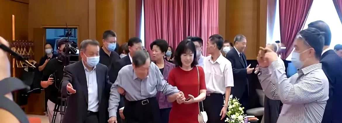 103 岁扬振宁太拼了！

拄拐还得两人搀扶，腰都直不起来了，可老爷子眼神亮