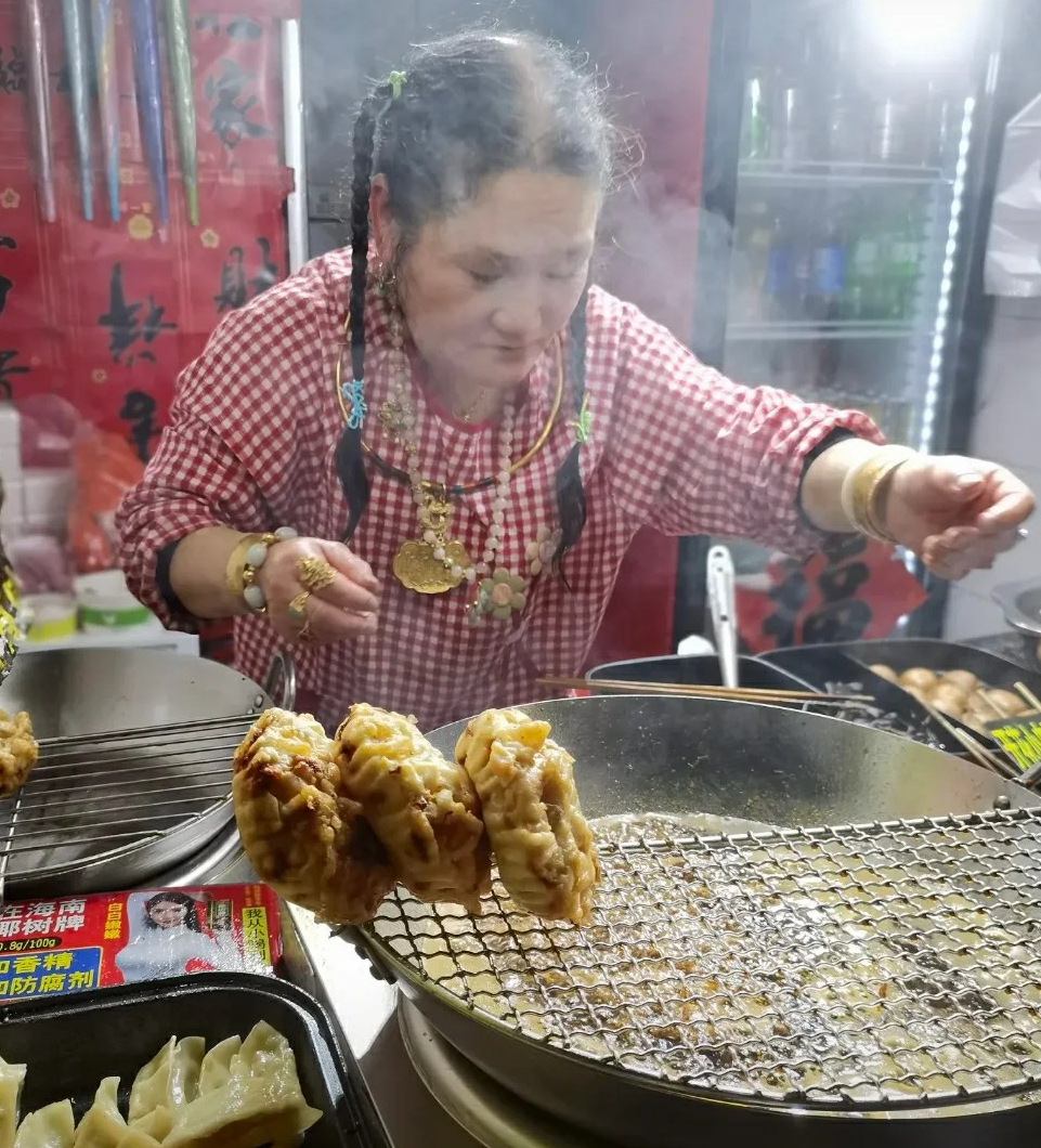 这阿姨真是有钱又勤劳，我们这些月光族只能望尘莫及了
