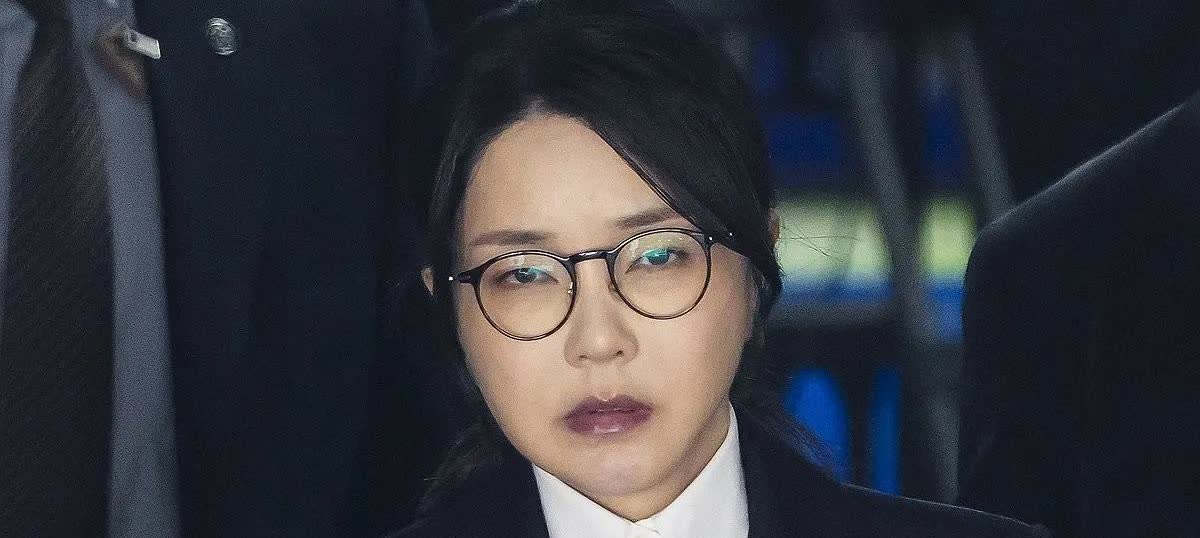 尹锡悦：老婆，想你了！
金建希：我也是。。。
尹锡悦：法庭见！
金建希：O