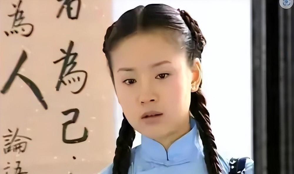 董洁和潘粤明的婚姻破裂，或许从原生家庭便埋下伏笔。工人家庭出身的董洁自幼被严格管