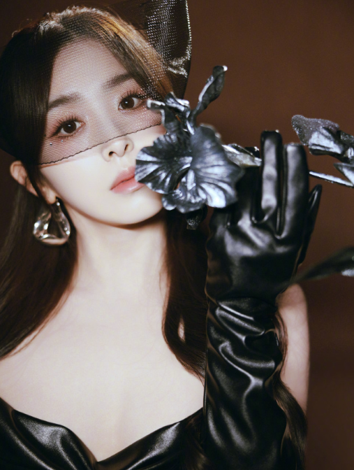 张含韵这黑色纯欲的小妆造，确实是很不错！