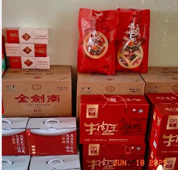 昨天侄女订婚，她公婆开烟酒店，却只带来六箱金剑南。



这让我颇感意外。毕竟是