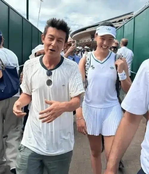 王欣瑜，这个姑娘要清醒呀！陈冠希是什么人？你一个清清白白小姑娘，好好打你的球，和