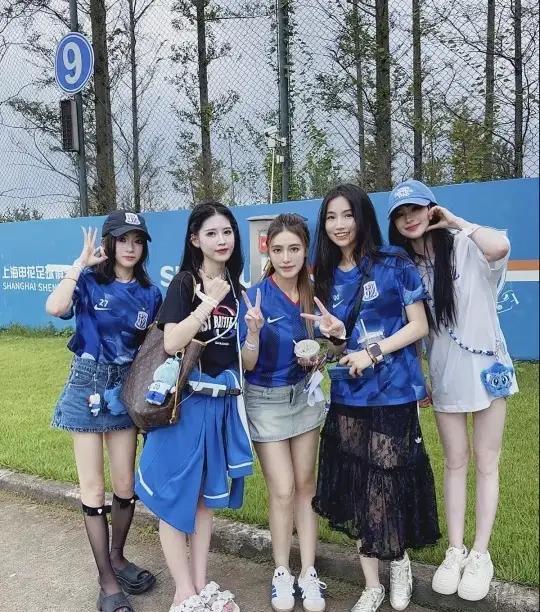 有球迷质疑斯卢茨基总在场边来回疾步，溢于言表释放情绪，干扰球员比赛的专注；赛后还