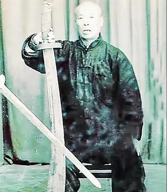 1944年，日军抓来3个女子，让一个77岁的病老汉看守，老汉点头答应，突然，趁日