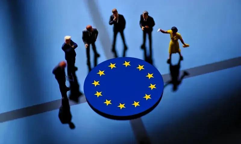 美国对欧盟下手，背后是多重利益博弈。从贸易层面看，特朗普以“美国优先”为核心，2