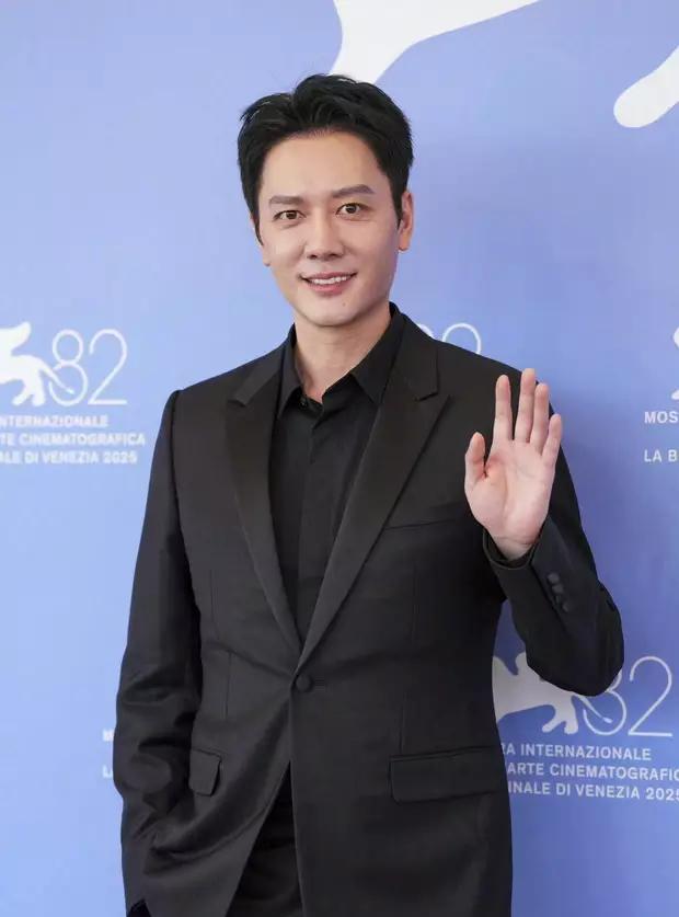 《日掛中天》威尼斯电影节首映 主演辛芷蕾张颂文冯绍峰同框亮相photocall。