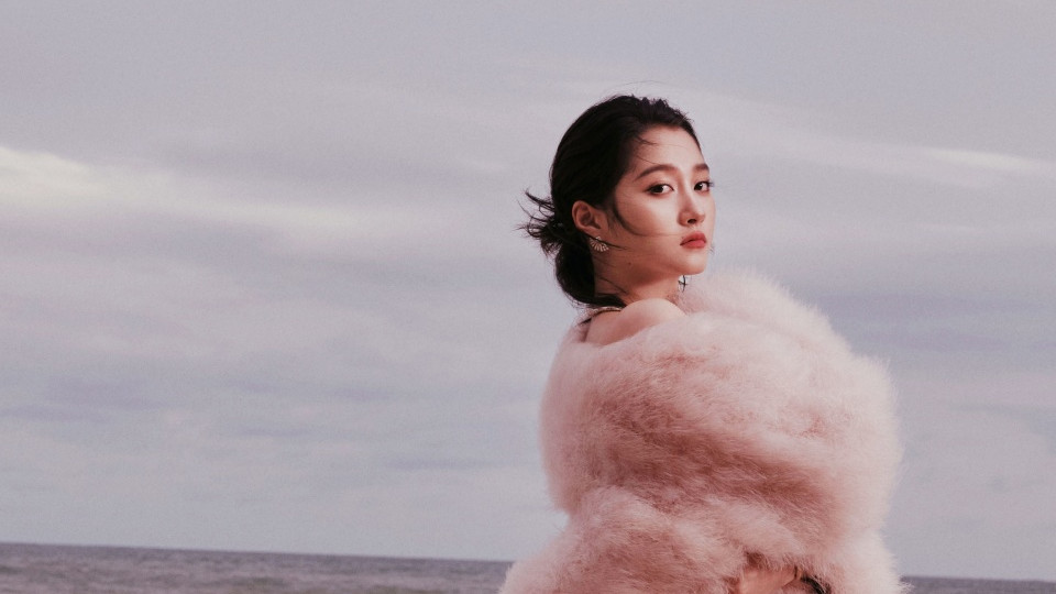 国民闺女的生图状态惊艳全网！关晓彤一袭裸粉化身“海的女儿”