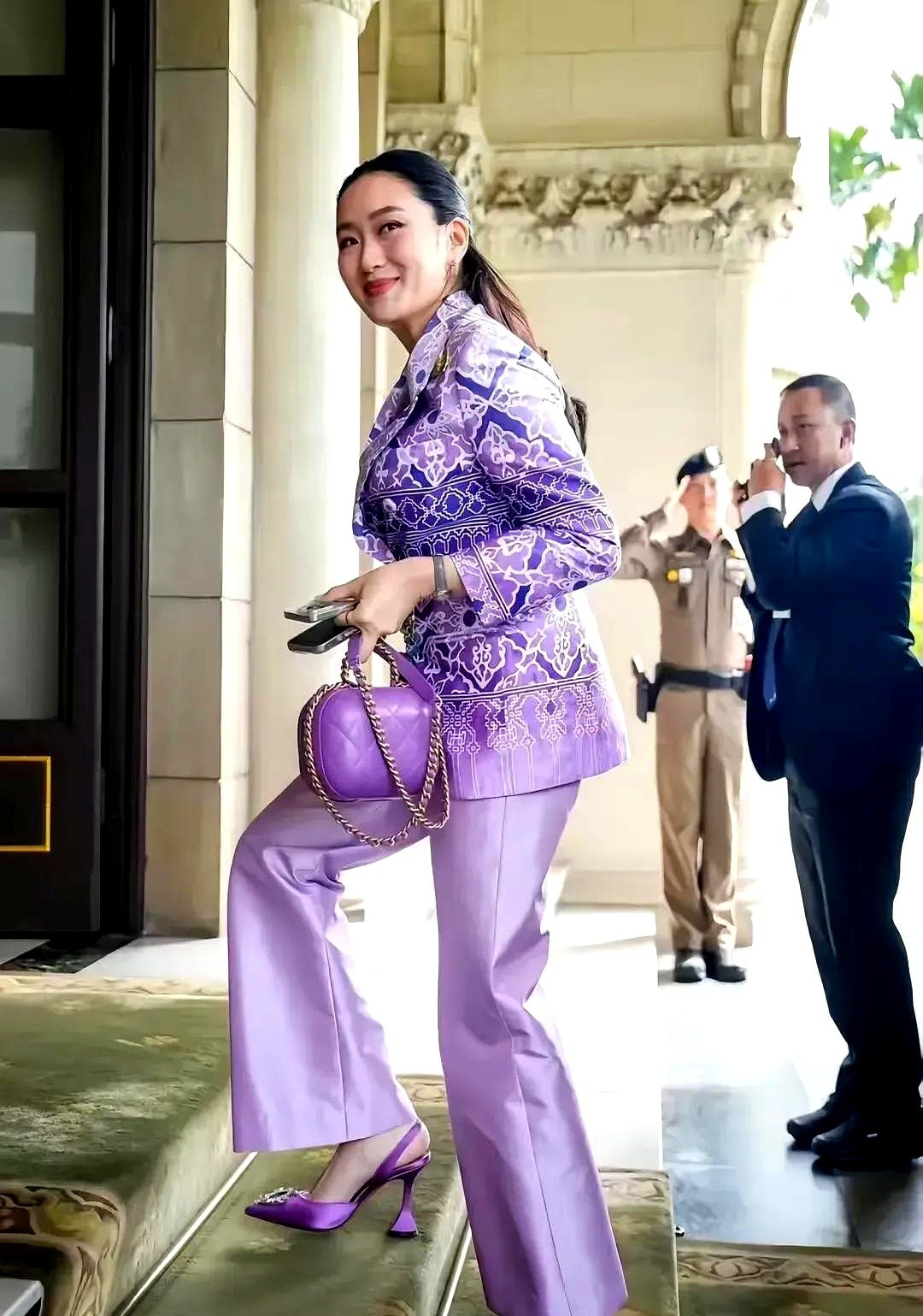 佩通坦悬了！总理位置不稳，文化部长来救急











哇塞！佩通坦这总