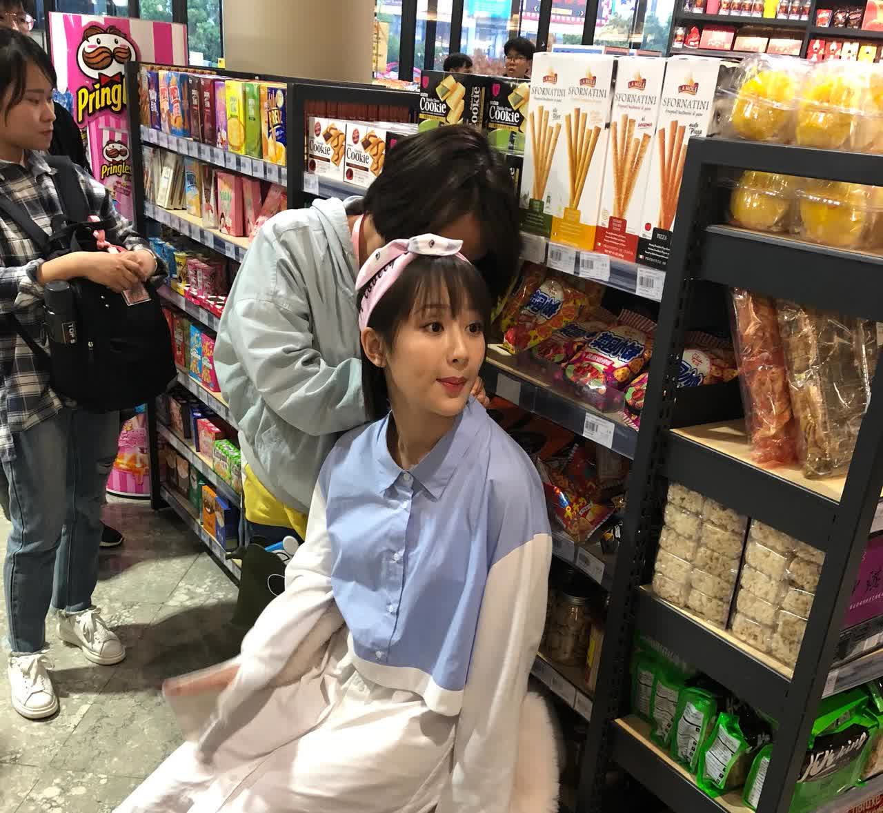 杨紫确实漂亮哈。在上海拍戏我拍到的本人