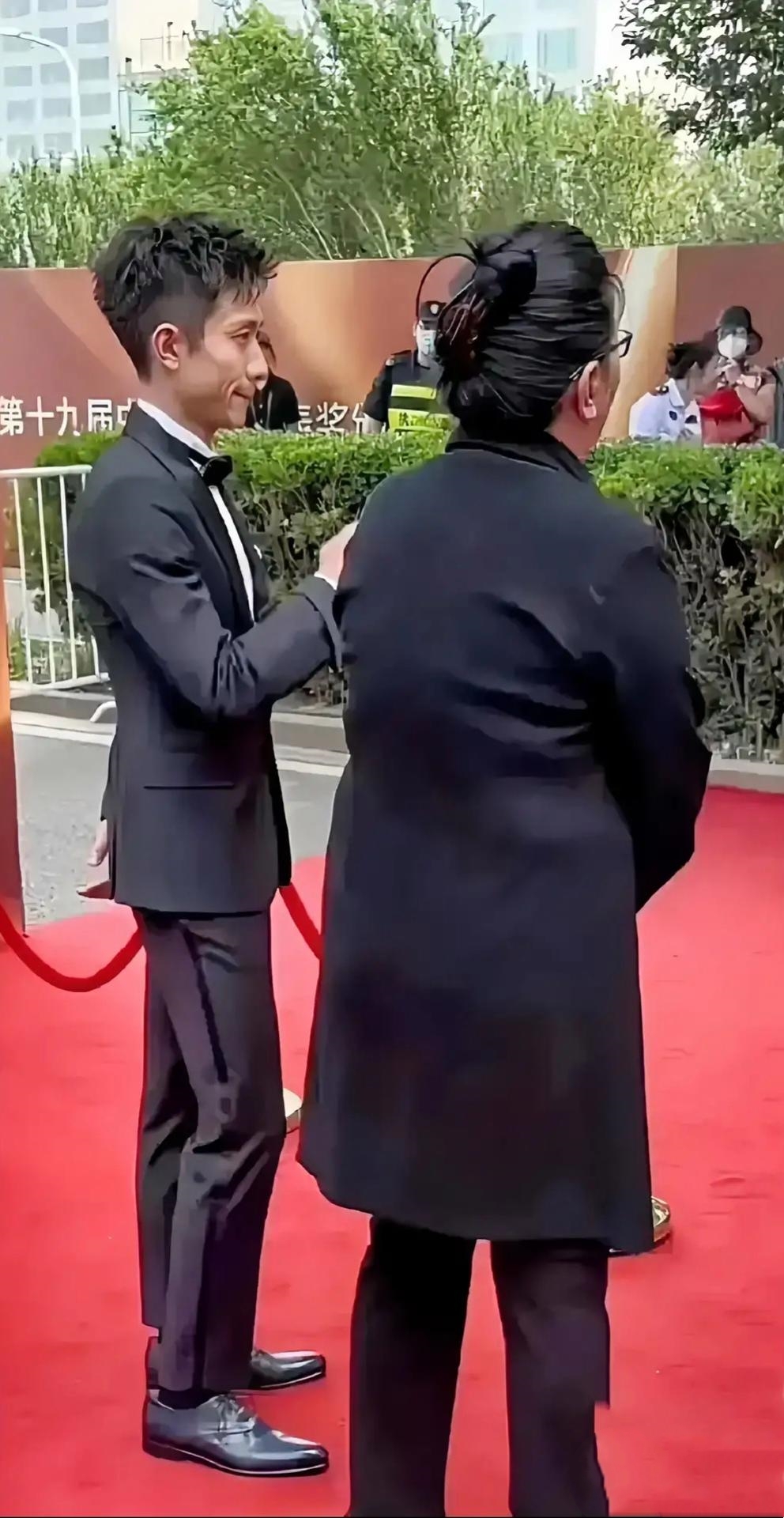 好久都没看到这位男明星露面了，没想到他竟然瘦成了这个样子。 按年纪来说，33岁的