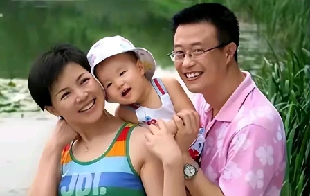 1999 年，主持人白燕升和周佳新婚仅 9 个月，一场意外却突然降临，周佳不慎摔