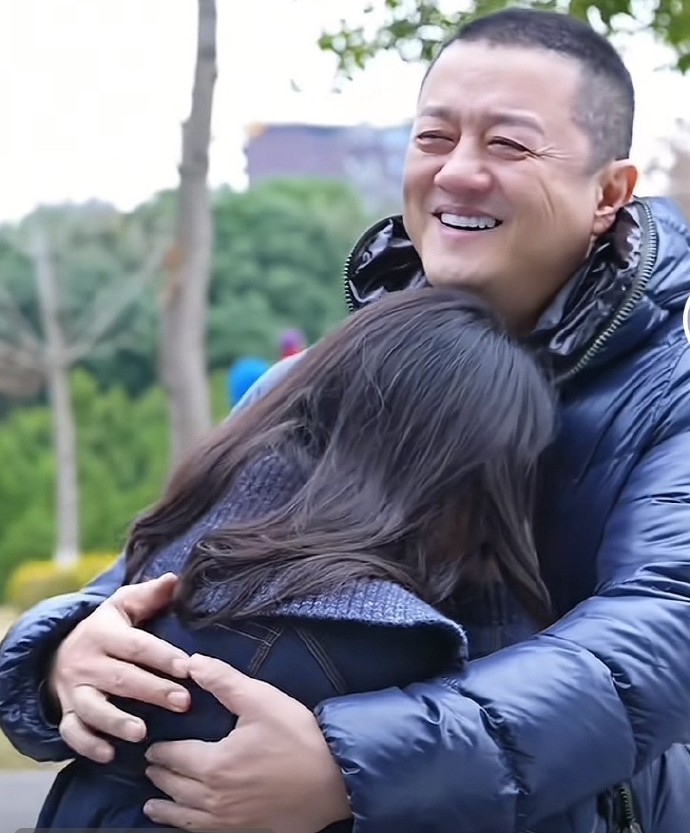 别再吹假人设了，这才是真爷们
刷到这个视频直接破防了！朱春燕扑在李亚鹏怀里哭，他