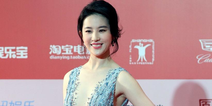 当“神仙姐姐”刘亦菲以《玫瑰的故事》中黄亦玫一角狂揽“总台视后”“品质之星”“导