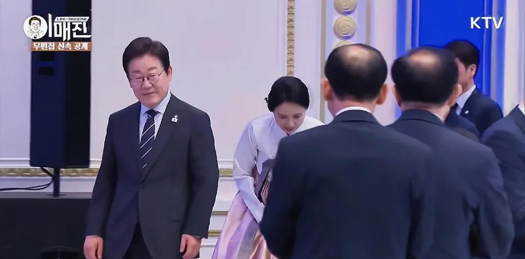 李在明当选总统后，金惠景也忙起来。夫妻两人现身国家有功者表彰宴会活动。
这次金惠