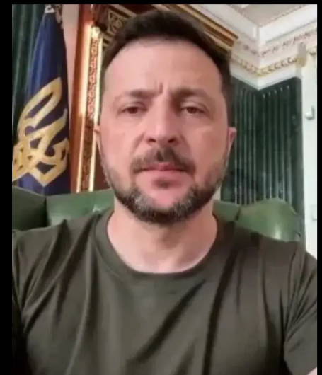 乌克兰摊底牌了！
乌克兰总统泽连斯基表示，乌克兰计划对俄罗斯进行新的远程打击！他