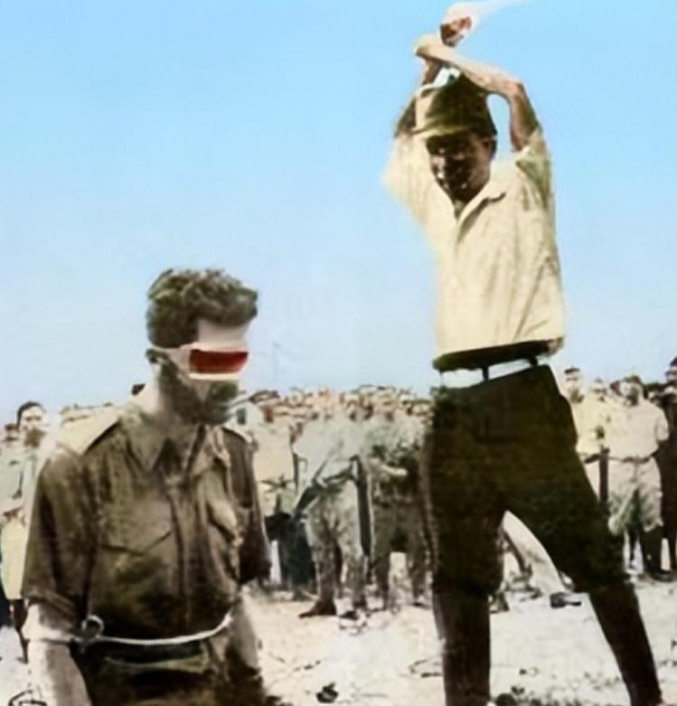 1943年，一个日本人砍下一个男人的脑袋，结果，因为这张照片，10万日本人几乎全