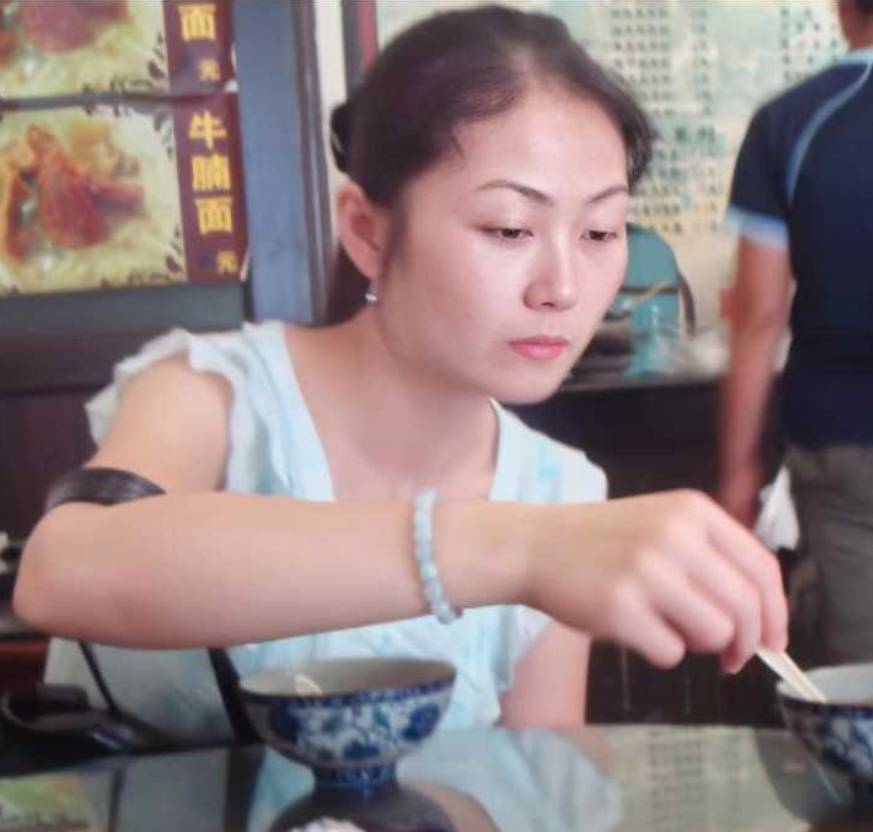 据传女子因为骗婚，遭男子报复，把两人打扑克视频上传到互联网论坛。

导致莫菁被动