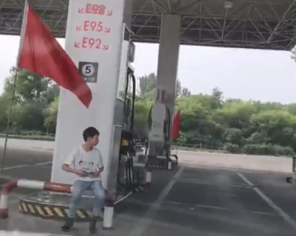 2025年6月8日9时40分左右，一对夫妇驾车从周口前往宁夏银川。在漯河西服务区