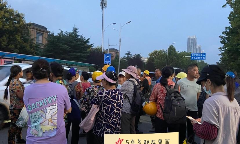 凌晨四点半的劳务市场：和大家分享山东黄岛区劳务市场用工价格，与用工情况。
今天是
