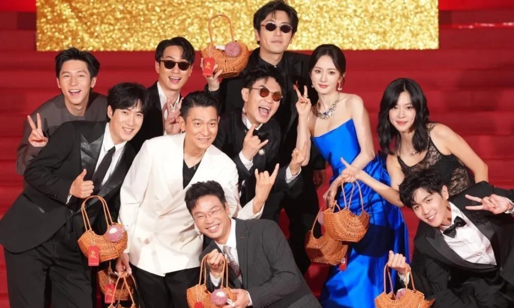 上影节红毯上，大鹏带着《长安的荔枝》剧组太圈粉了！他和杨幂抱着荔枝篮，见人就递新