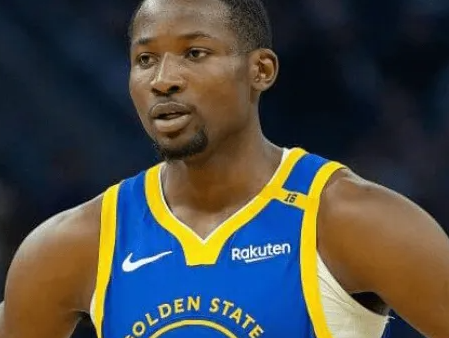 由于在勇士的角色定位不稳定，乔纳森-库明加的交易价值正在明显下降。
其中兴趣最浓