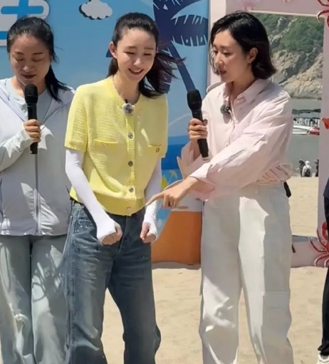 王丽坤海边拍摄路透，穿着简单也很显眼气质出众，不愧是素颜女神！