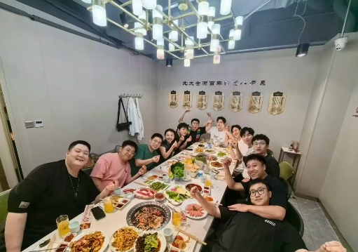 看七队这热闹的聚餐局，唯一女将亮相 ！她现在在小园子和孙九香搭档，热度居高不下。