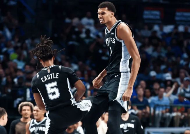 数据对比悬殊！文班亚马10月狂砍30+14，11月效率暴跌至17+10！各球队效