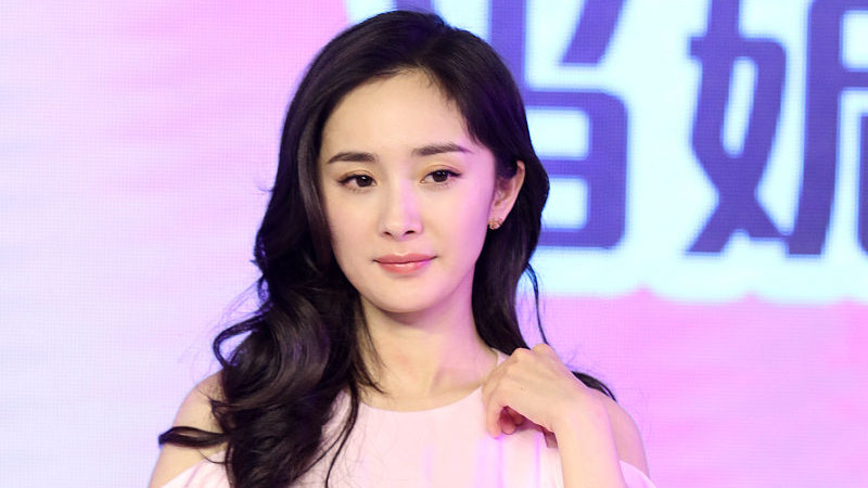 杨幂：从童星到商业女王，她用坚韧绽放耀眼星光