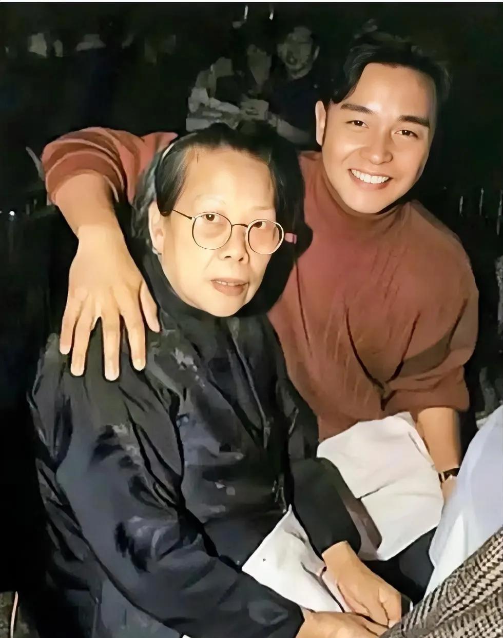 这是80年代，张国荣和“女佣”六姐，一张罕见的留影，很多人不知道的是，六姐是他一