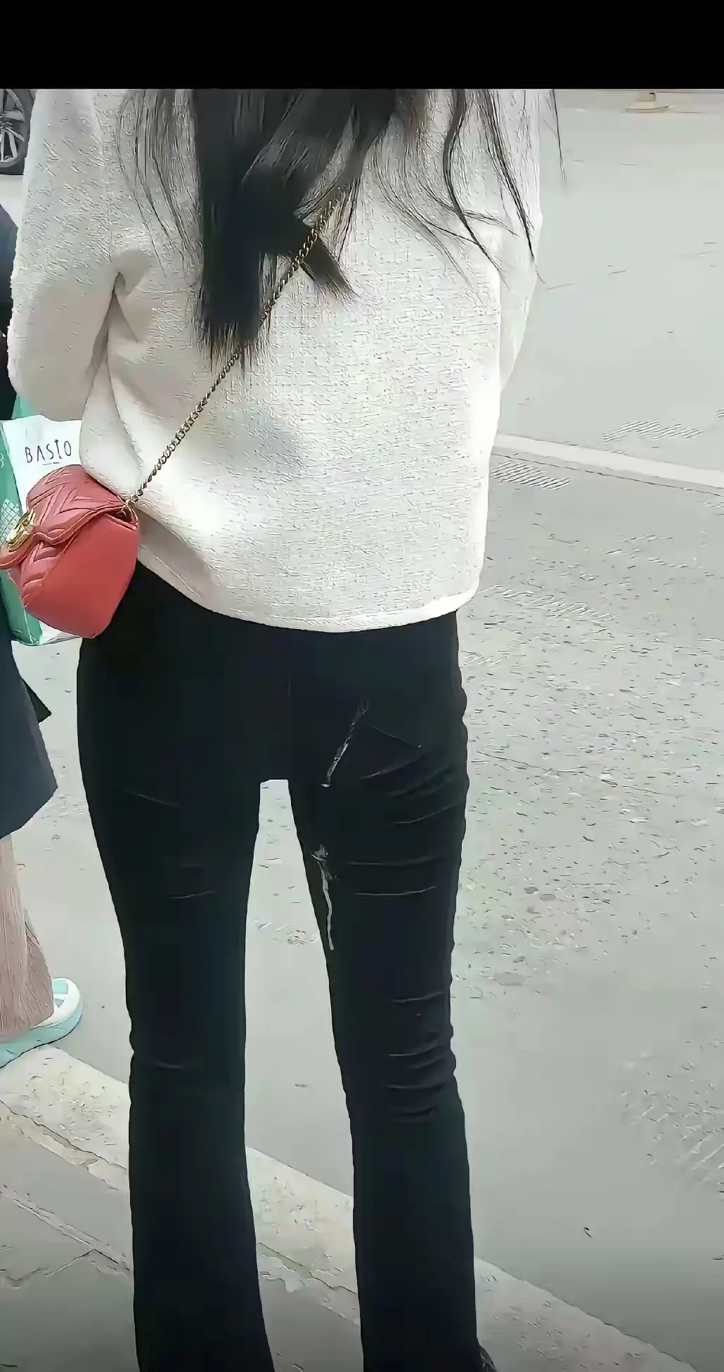 出门在外，一定注意身后有没有陌生人，以免弄脏你的裤子