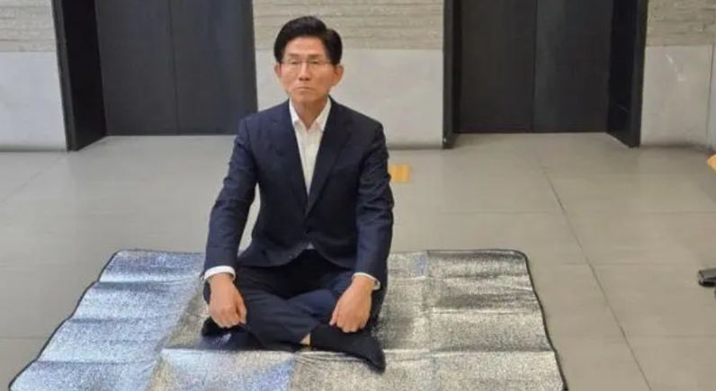 金文洙开始无限期静坐抗议，“阻止金建希特别检察组的搜查”

参加国民力量党党代表