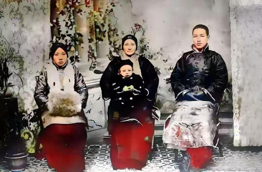 1911年，刚满周岁的蒋经国与祖母王采玉，以及父母亲的合影照片，镜头中的蒋经国坐