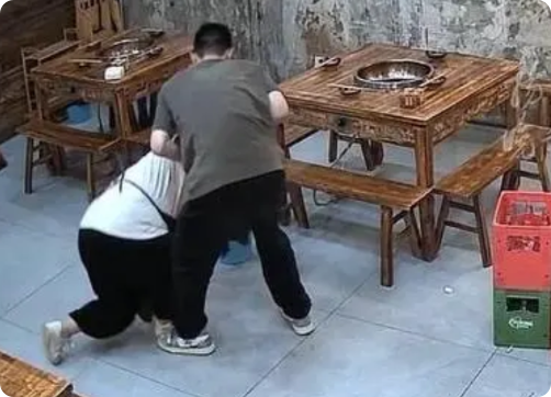 内蒙古乌海，饭店服务员弯腰上菜后，向后撤步，绊在顾客的脚上，摔至十级伤残。事后，