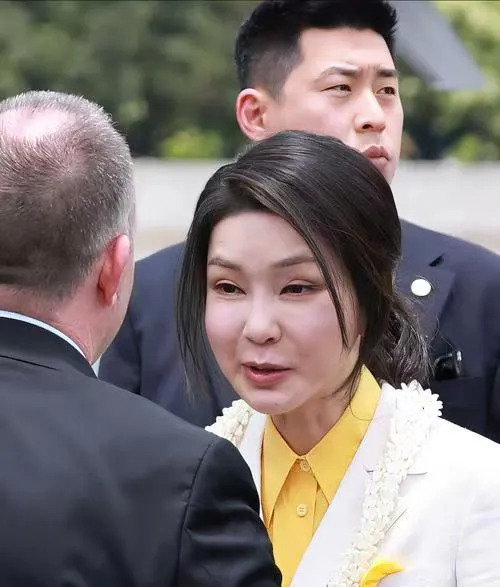韩国前第一夫人突发住院引猜测











韩国前第一夫人金建希突然住院