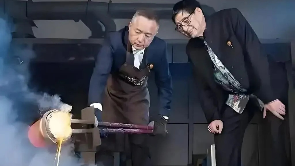 《专访001丨从无锡冷摊到国潮顶流！朱炳仁父子凭什么让非遗铜艺火遍故宫、圈粉年轻人？》