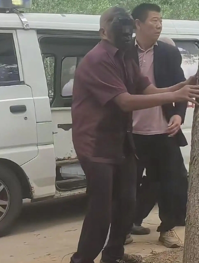 太可怜了！河南一百岁老人过大寿放爆竹庆祝，而一位靠捡废品为生的7旬老人，捡拾烟花