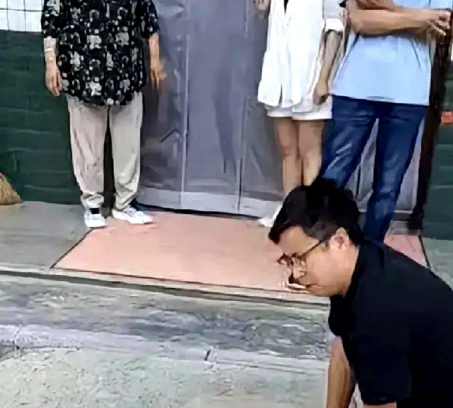 拉乌婆婆这会可是聪明反被聪明误啊！
本想借着住院博取网友同情，顺便还能把老李打压