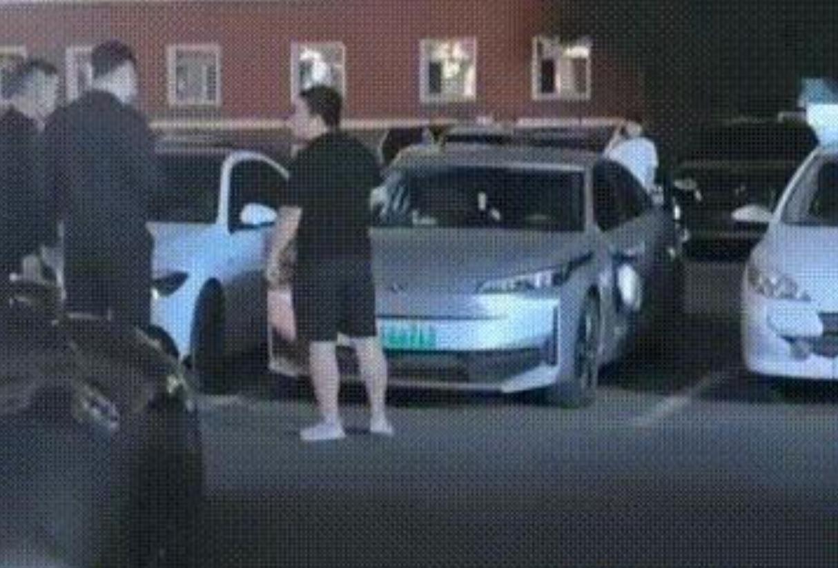太暴躁了，早晚要出事！



事情发生在某停车场。一位男子准备驾车离开时，发现邻
