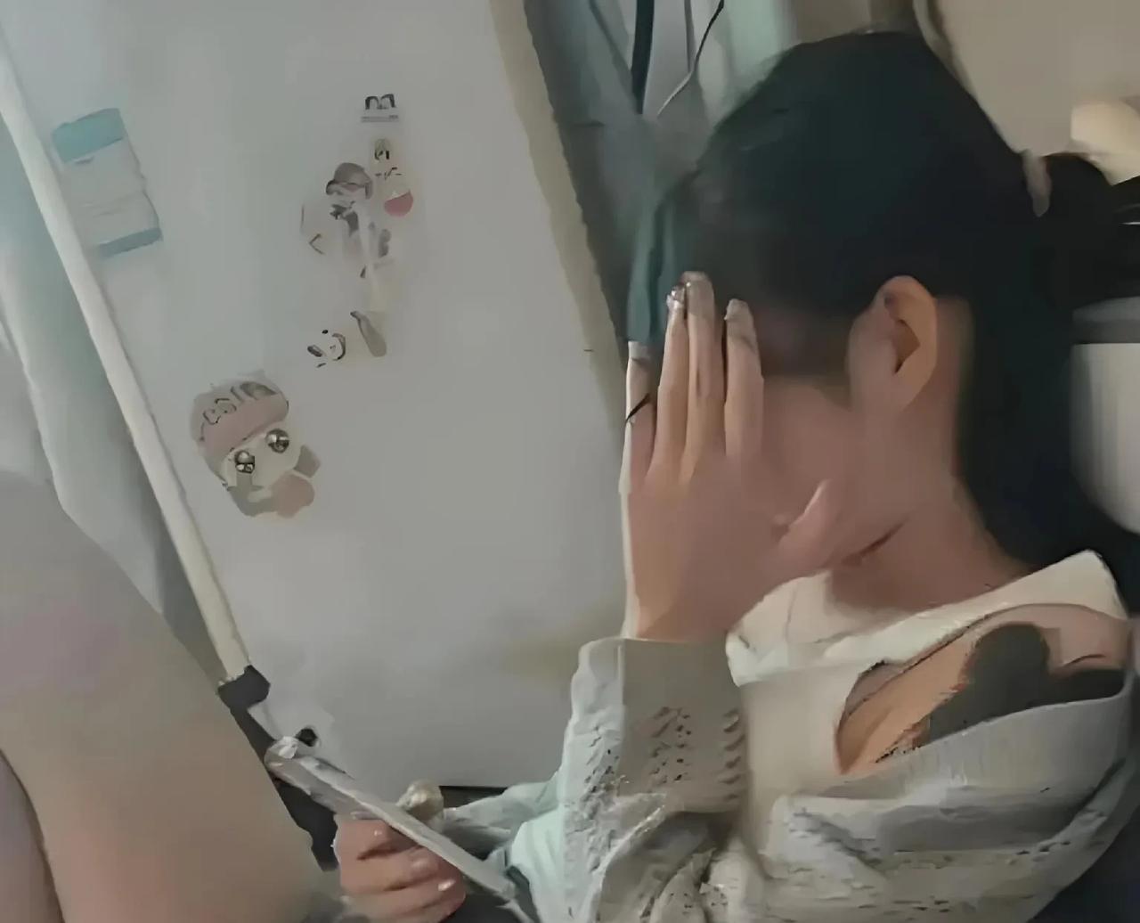 忍住，一定要忍住！
今天孩子要手机，说要复习下中考的化学视频，我没多想就给她了，