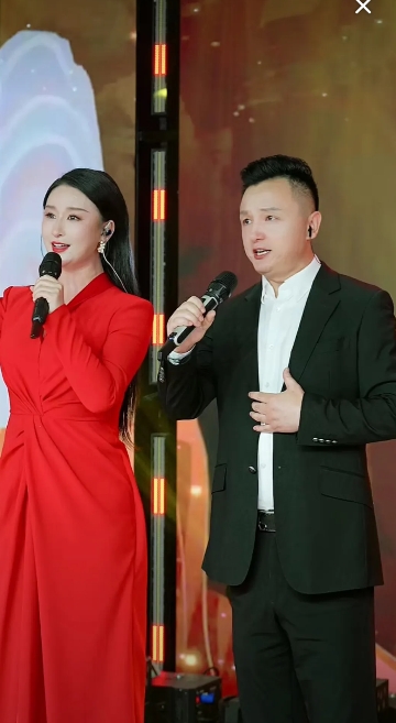 九莉组合，最美遇见。有了王莉的支持，九歌的艺术之路可谓青云直上，王莉不论是形象气