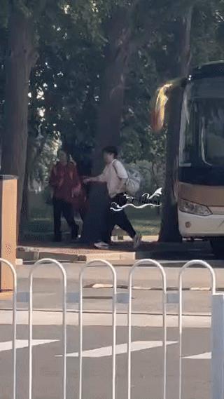 孙颖莎又被踹下车，
9.24孙颖莎下训，
每次她下车都有一种被人踹下来的既视感，