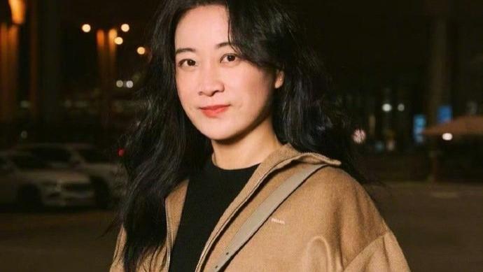 贾玲现身时装周：一身简约却气场全开，走路带风的美谁懂？