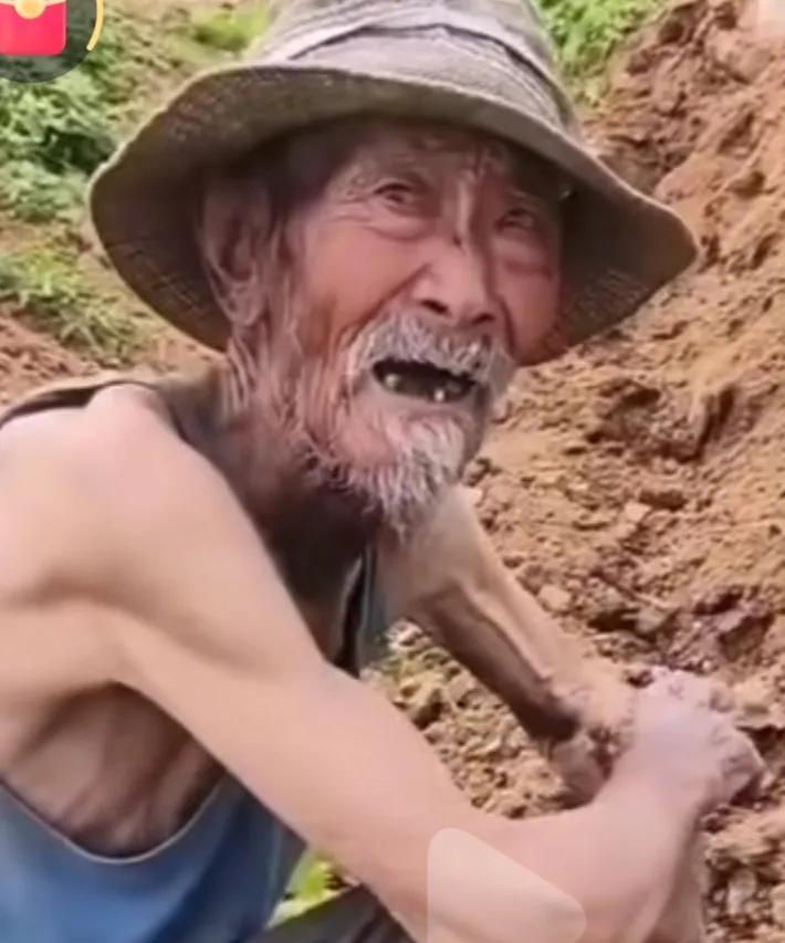 小农庄的真实写照！
看见这几个镜头我就泪目，心酸。
就是他们这个年龄的人，撑起了