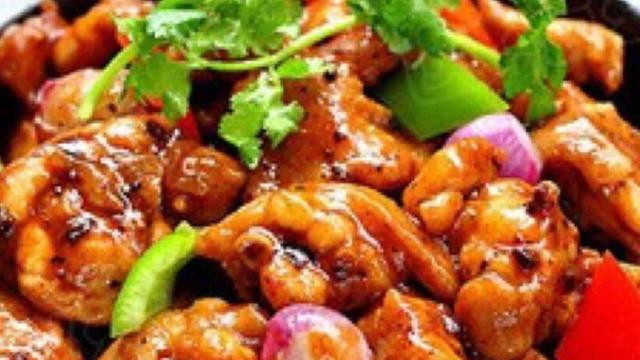 冬日暖胃砂锅鸡煲鲜香四溢的家传美味