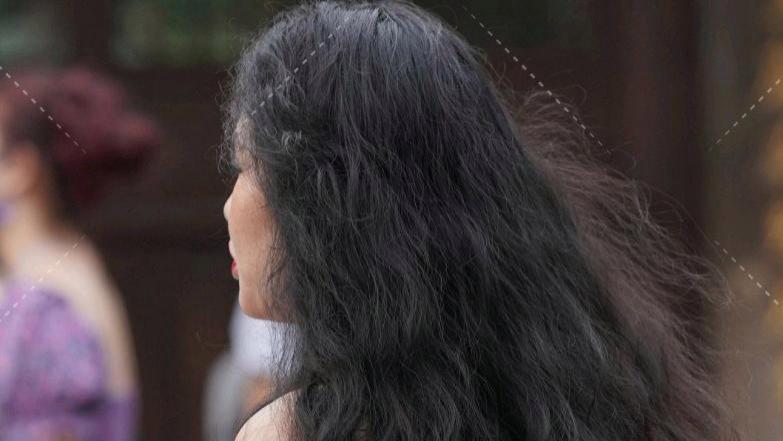 潮流风向标：黑色修身无袖吊带裙搭配高跟凉鞋，优雅又撩人！