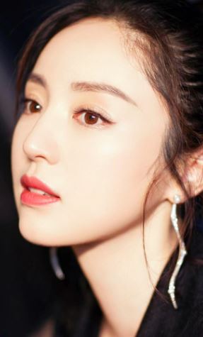 韩素希亮相戛纳红毯，长得越来越像董璇，气质比中国女明星差太多
韩素希穿了一条白色