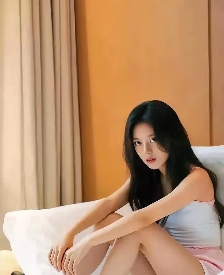 赵今麦，165cm，脚丫子小巧玲珑的，可以和赵丽颖的媲美了，你们看看是不是呢？