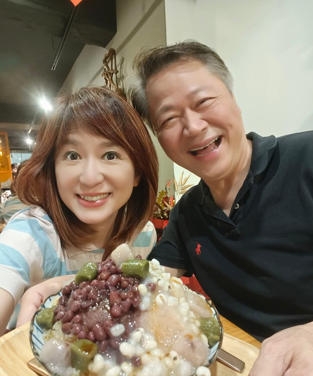 赖岳谦周玉琴夫妇祝粉丝中秋节快乐
还是希望琴谦夫妇多更新动态的。